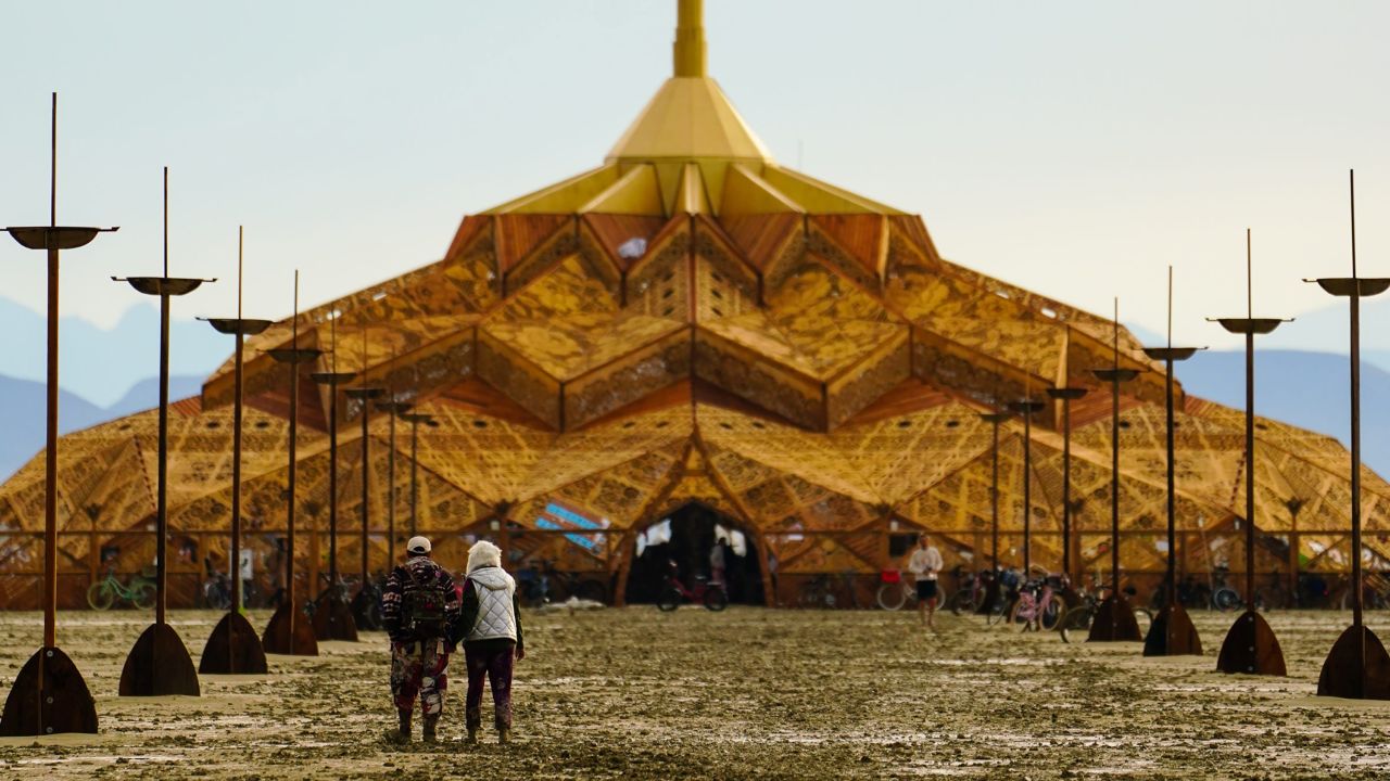 O amanhecer estava uma bagunça enlameada no acampamento do Burning Man, onde os portões de saída estavam fechados indefinidamente porque era quase impossível dirigir.
