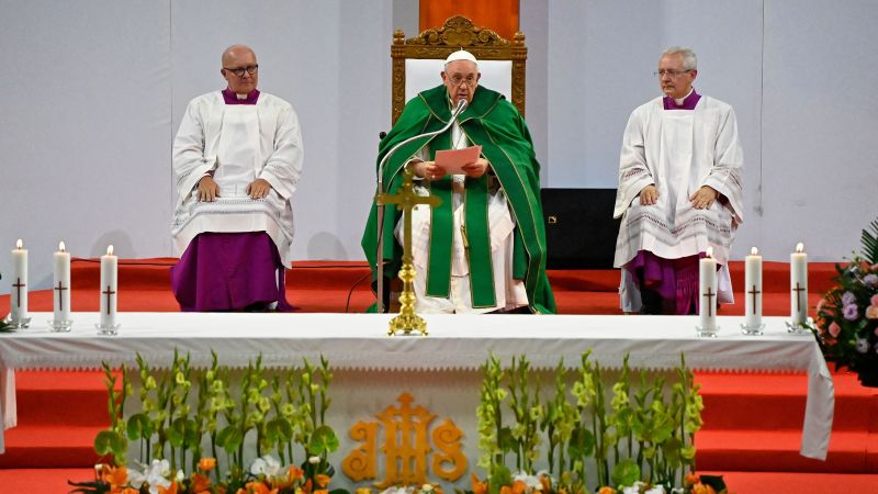 Папата казва на китайските католици да бъдат „добри граждани“, докато е домакин на литургия в съседна Монголия