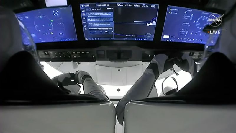 허리케인 아달리아가 플로리다를 휩쓴 후 NASA의 SpaceX Crew-6 우주비행사들이 우주정거장을 떠나고 있습니다.