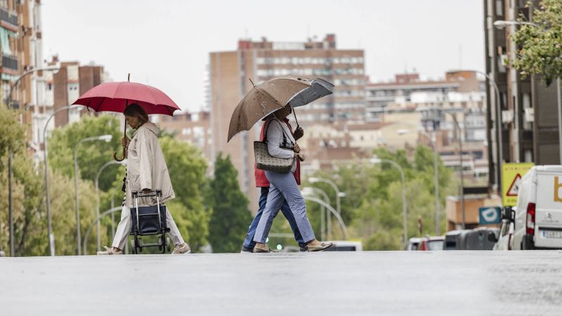 На жителите на Мадрид е казано да останат на закрито, тъй като испанската столица се подготвя за проливен дъжд