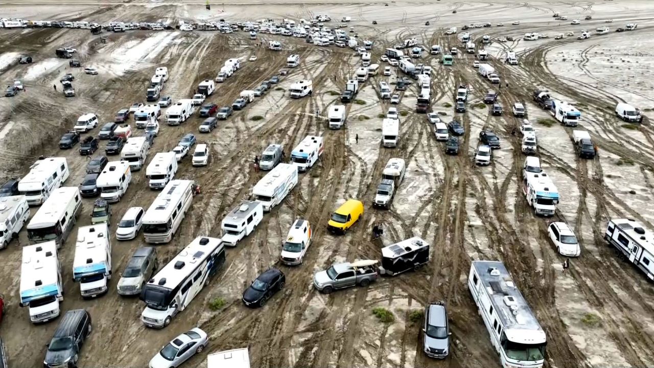Ein Standbild aus einem Drohnenvideo zeigt Fahrzeuge, die am Sonntag, dem 3. September, versuchen, das Burning-Man-Festival zu verlassen.