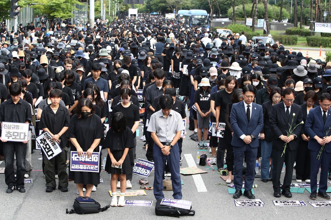 9月4日、ソウルの国会前に集会を開く韓国の教師たち。