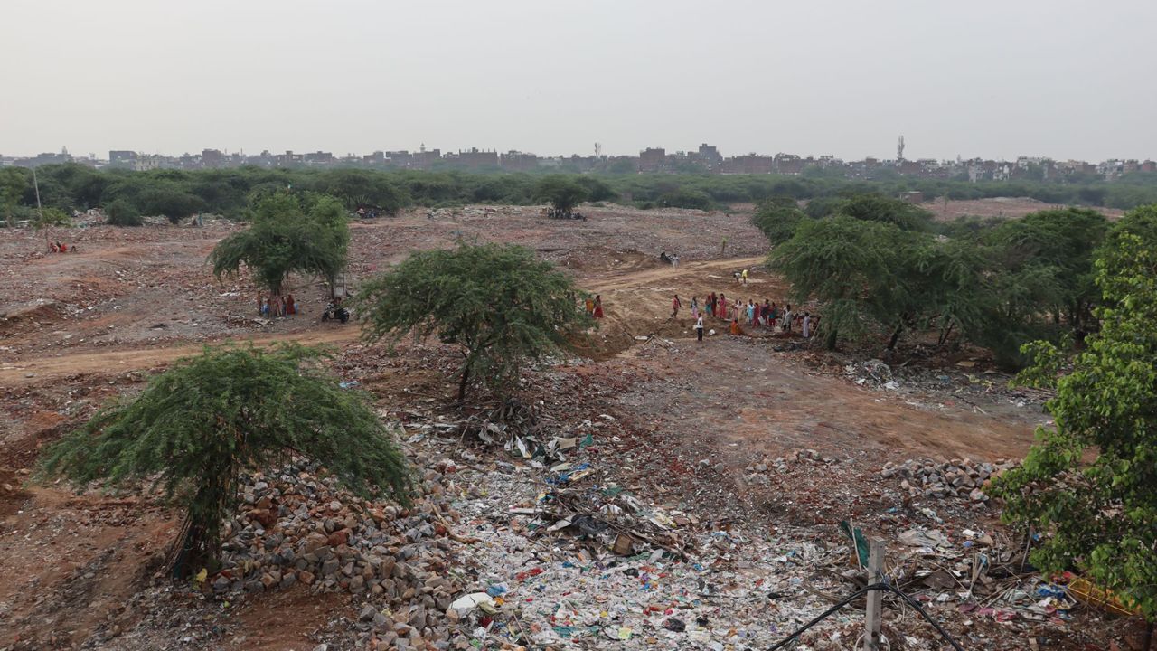 Abriss Hunderter Häuser neben der Festung Tughlaqabad in Neu-Delhi. 