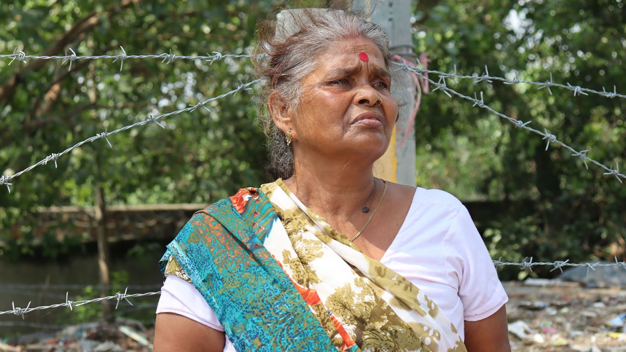 Jayanti Devi stoi pośród ruin domu, który przez 30 lat był jej domem. 