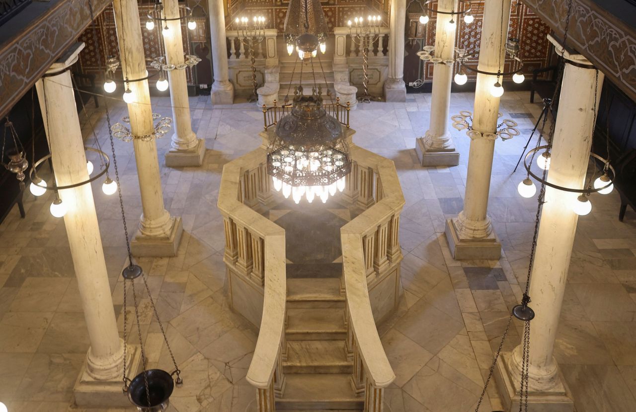 The " Бима", известна още на арабски като ал-минбар, е изобразена в наскоро реставрираната синагога Бен Езра в стария Кайро, Египет.
