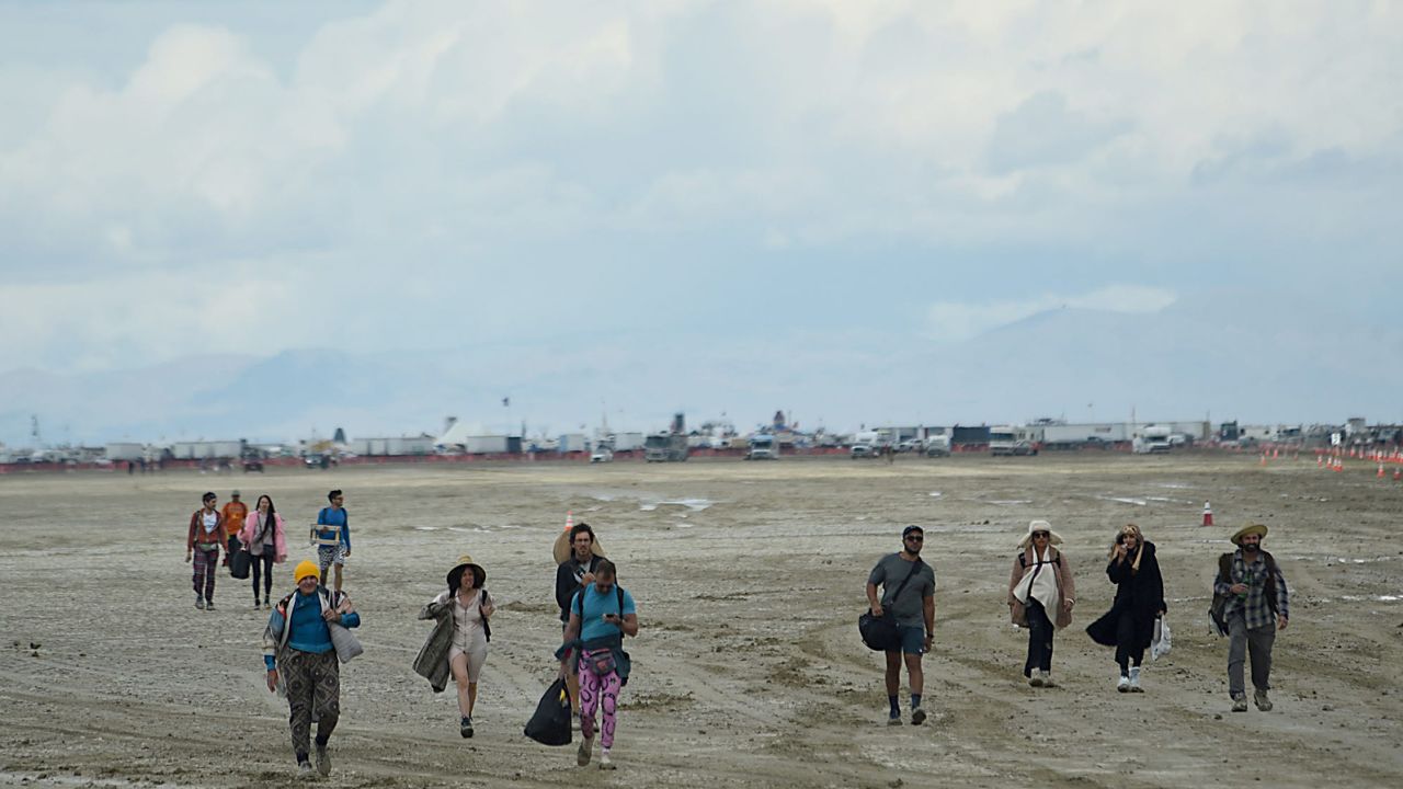 Pessoas deixam uma praia perto do local do Burning Man, no deserto de Black Rock, no norte de Nevada, no domingo. 
