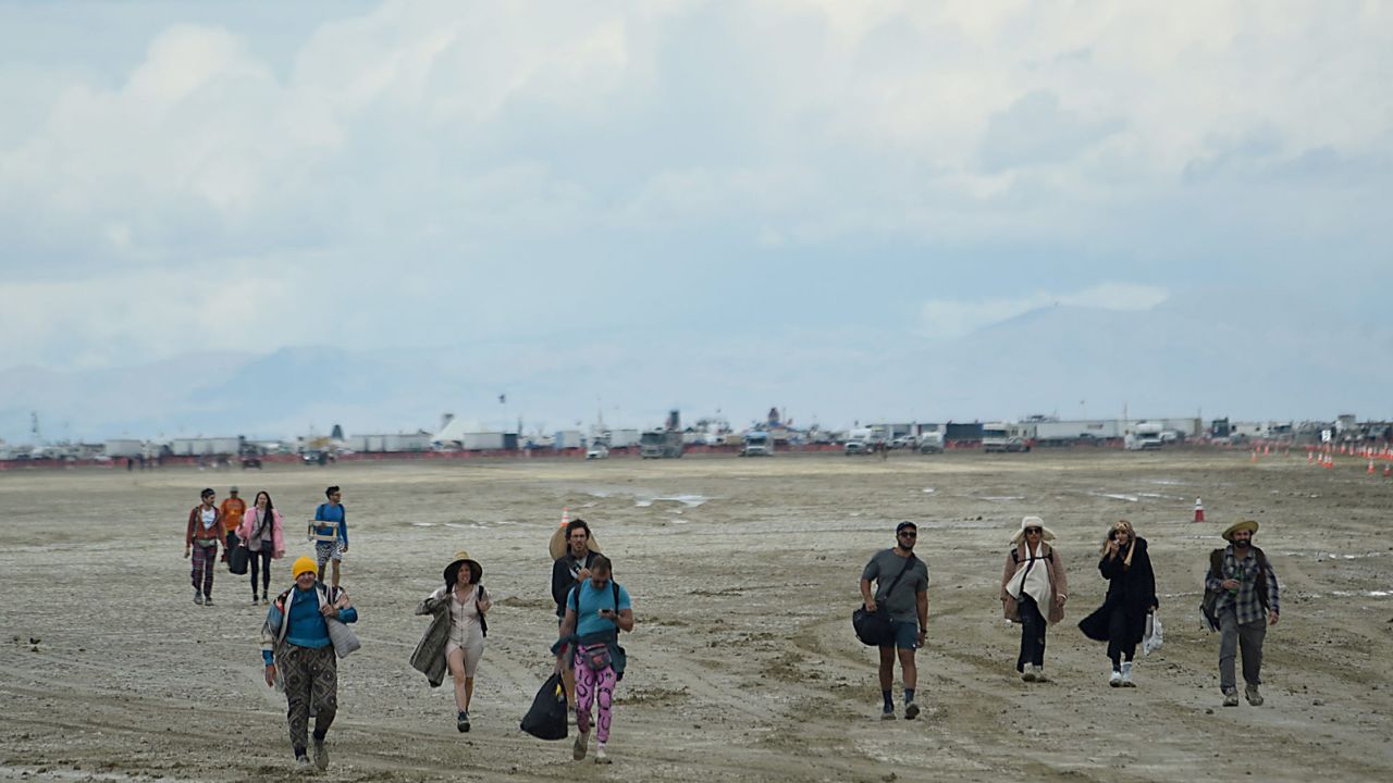 الناس يغادرون بلايا بالقرب من موقع Burning Man في صحراء بلاك روك في شمال ولاية نيفادا يوم الأحد.