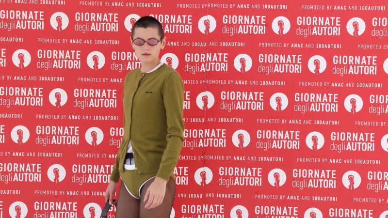 Emma Korine posa senza pantaloni alla Mostra del Cinema di Venezia