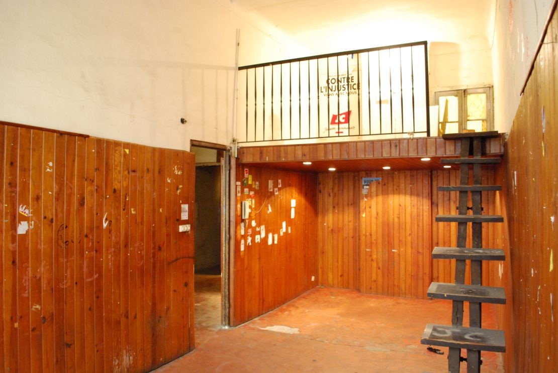 Eric and Rixa purchased this former Communist office in Old Nice in 2020, six years after buying the apartment over it.