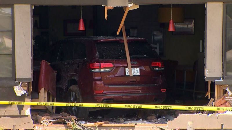Кола се блъсна в ресторанта на Дени в Тексас, ранявайки 23 души вътре