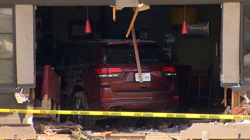 Automotive crashes into Denny’s eating place in Texas, injuring 23 folks within | CNN