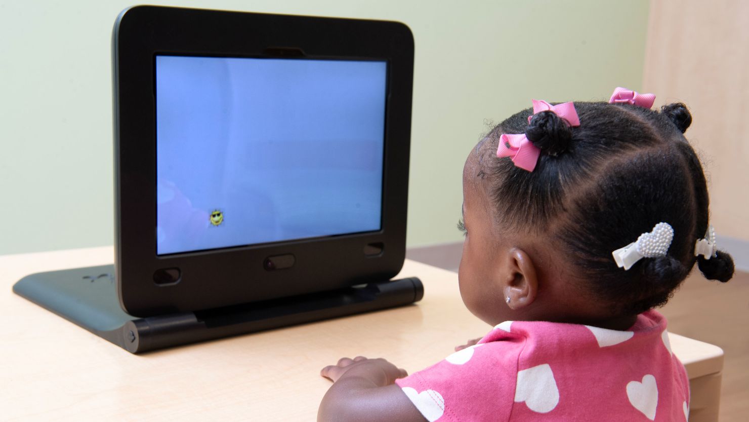 A child participates in eye-tracking to show a demonstration of the EarliPoint Evaluation process.