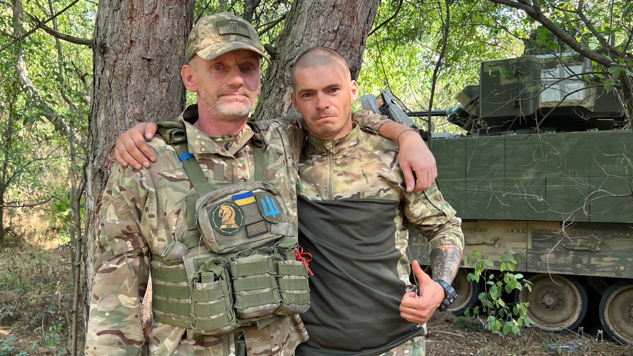 Панорамиране ( вляво) и Таба (вдясно), които са механици на шофьорите на Брадли. Войските на 47-ма механизирана бригада на Украйна се бият по това, което те преименуваха на "пътя към ада". loading