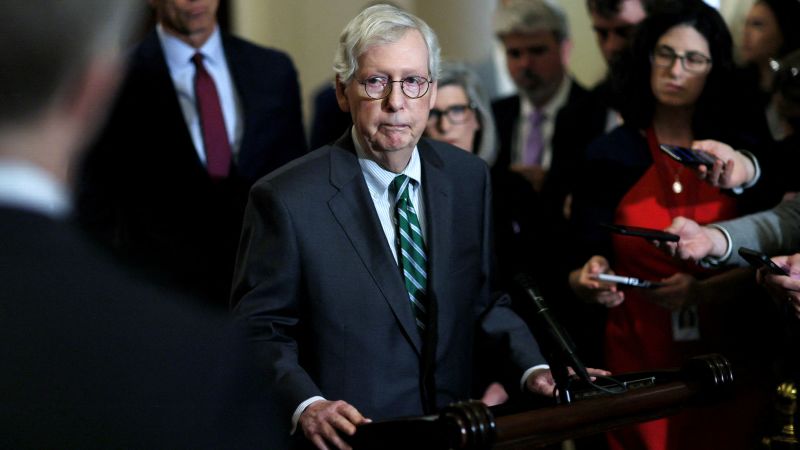 O médico do Capitólio diz que Mitch McConnell não teve um derrame ou convulsão enquanto congelava na frente das câmeras