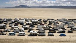 Виждат се превозни средства да тръгват от фестивала Burning Man в Блек Рок Сити, Невада, САЩ, 4 септември 2023 г. 