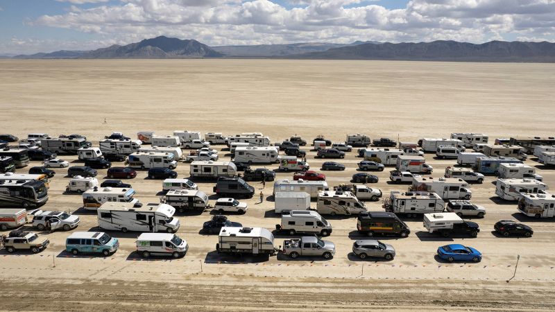 يشكل المشاركون في Burning Man نزوحًا جماعيًا بعد عطلة نهاية الأسبوع الدرامية التي تركت الآلاف عالقين في صحراء نيفادا
