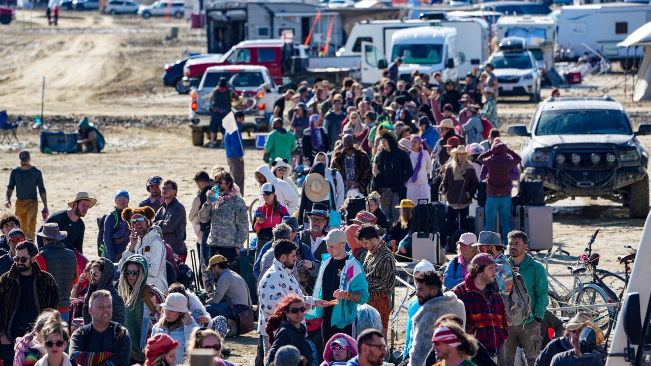 Cientos de asistentes a Burning Man esperan información sobre cuándo podrán abandonar el recinto.