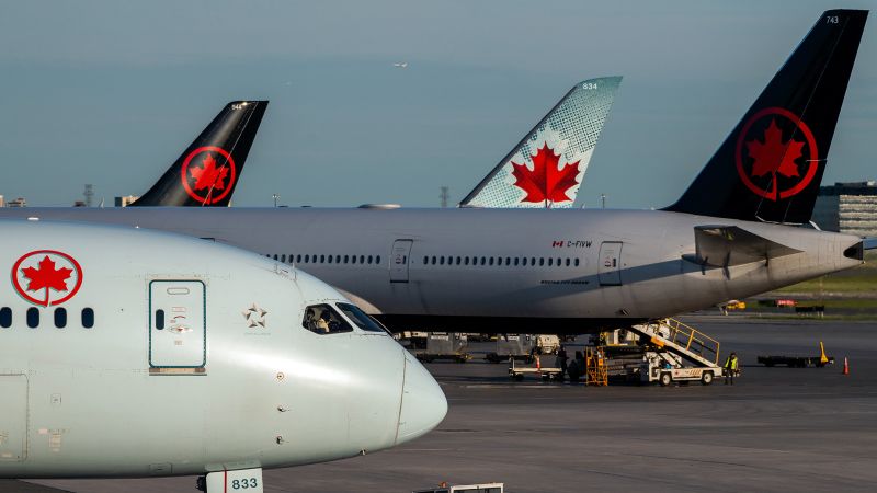 Air Canada се извинява, след като на пътниците им е казано да седят на покрити с повърнато седалки