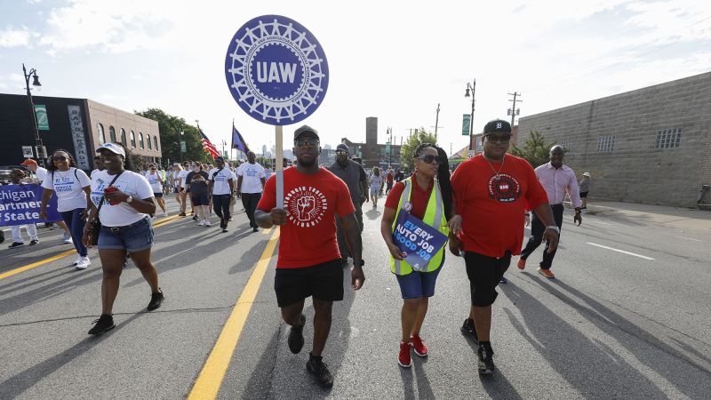 NextImg:Biden confronts the biggest labor crisis of his presidency so far | CNN Politics