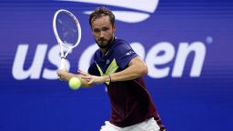 Даниил Медведев , от Русия, се завръща срещу Себастиан Баез, от Аржентина, по време на третия кръг на Откритото първенство на САЩ по тенис, събота, 2 септември 2023 г., в Ню Йорк. (AP Photo/Eduardo Munoz Alvarez)