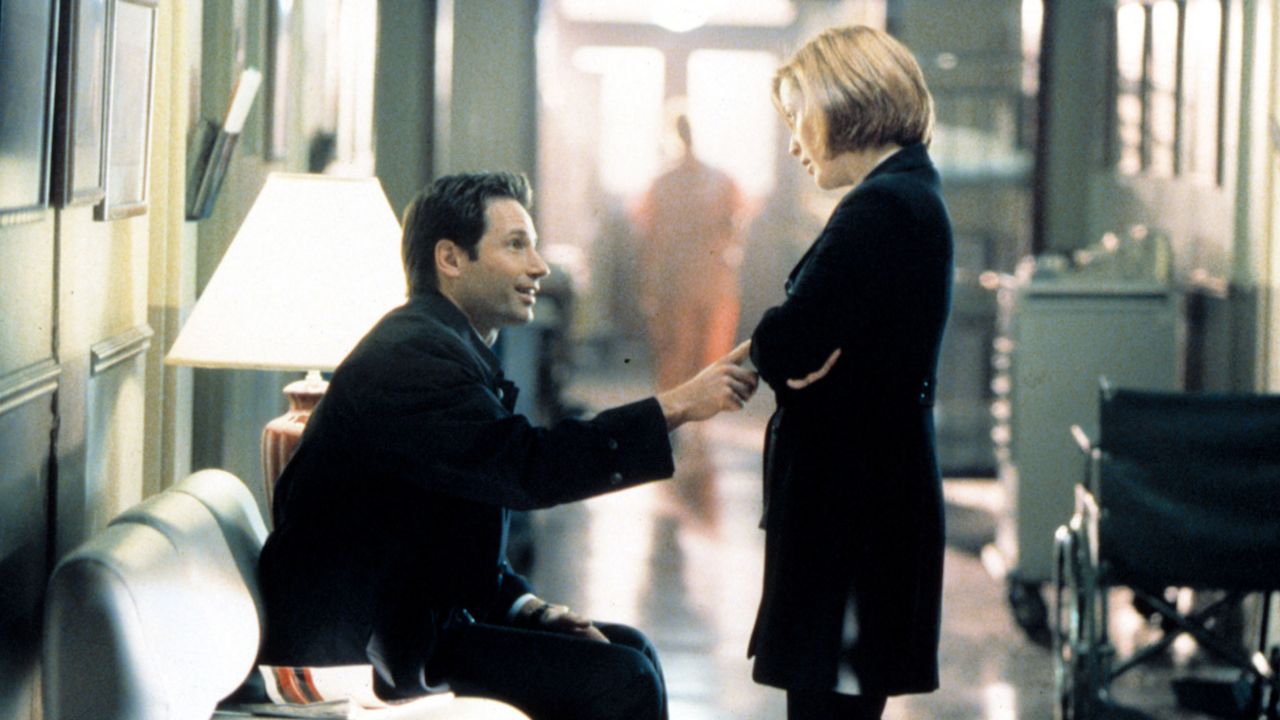 THE X-FILES, 1993-2002, David Duchovny, Gillian Anderson, 'Alpha', yr.6, 1998-99. TM and Copyright © 20th Century Fox Film Corp. All rights reserved. Courtesy: Everett Collection.