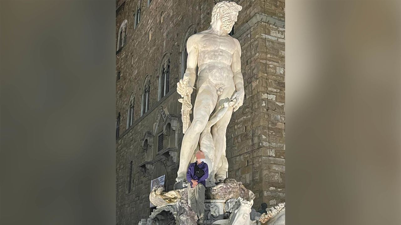  Кметът на Флоренция публикува в Туитър снимка на 22-годишната немска туристка, чието лице е замъглено, позираща на фонтана на Нептун от 16-ти век на Пиаца дела Синьория във Флоренция. class=