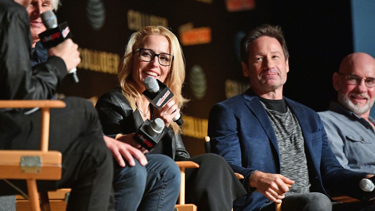 NEW YORK, NY - OCTOBER 08: Gillian Anderson (L) and David Duchovny speak onstage at The X-Files panel during 2017 New York Comic Con -Day 4 on October 8, 2017 in New York City. (Photo by Dia Dipasupil/Getty Images)