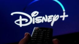 Дистанционно за телевизор управлението се вижда с логото на Disney+, показано на екрана в тази илюстративна снимка, направена в Краков, Полша на 6 февруари 2022 г. (Снимка от Jakub Porzycki/NurPhoto чрез Getty Images)