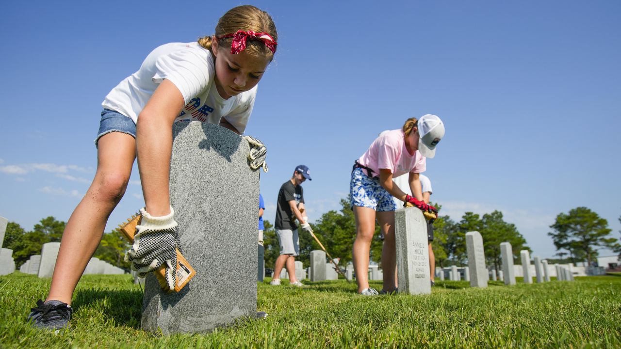  Доброволци почистват надгробни плочи и помагат в усилията за поддръжка на Националното гробище в Хюстън, събота, 10 септември 2022 г.