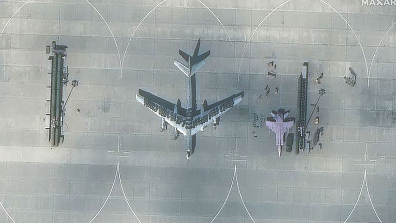  Сателитно изображение показва автомобилни гуми на руски самолет. class=