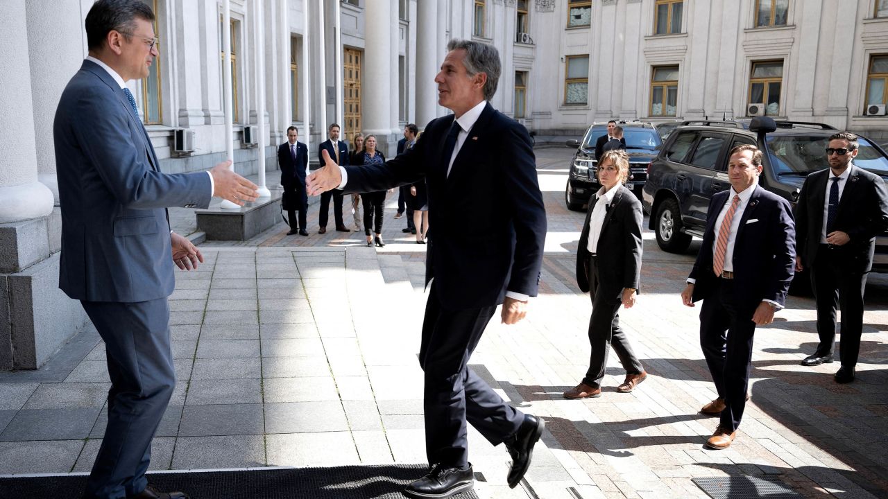Ukrainian Foreign Minister Dmytro Kuleba (left) greets US Secretary of State Antony Blinken (right) in Kyiv on Wednesday.