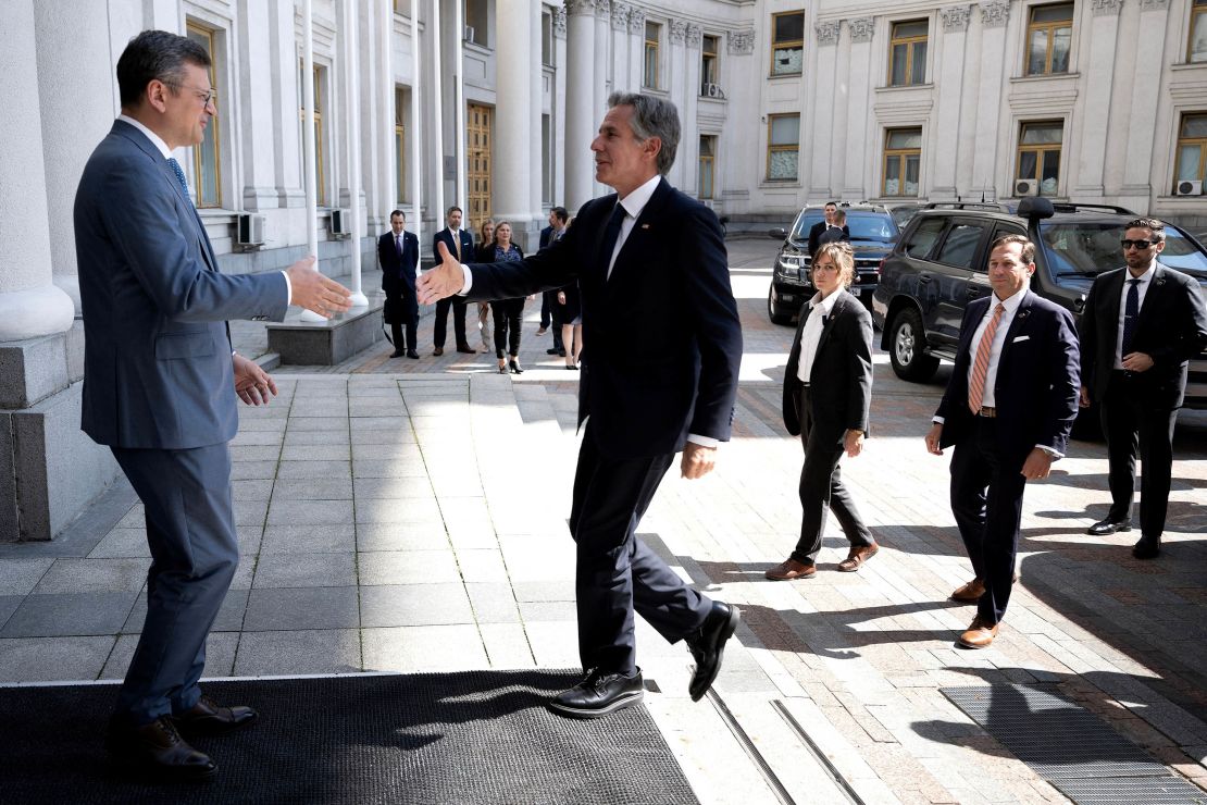 Ukrainian Foreign Minister Dmytro Kuleba (left) greets US Secretary of State Antony Blinken (right) in Kyiv on Wednesday.