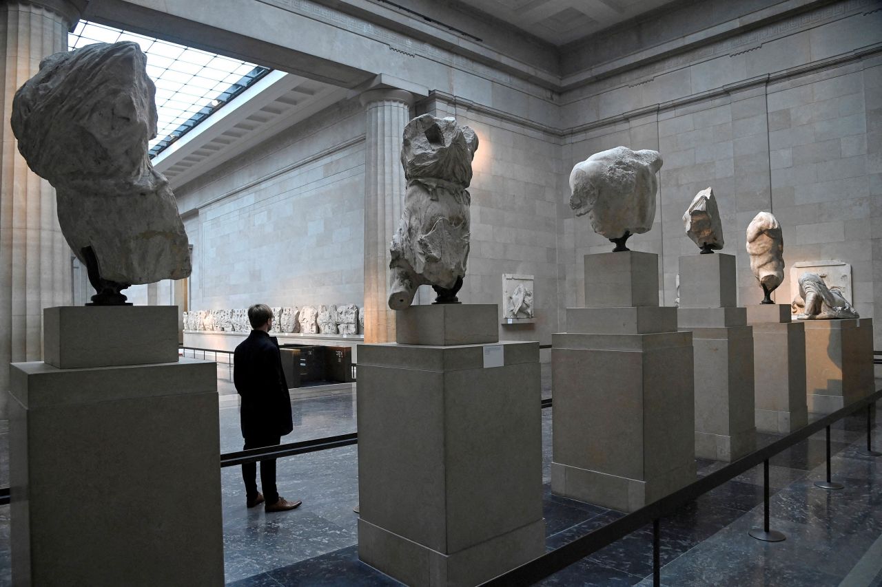  Британският музей съхранява скулптурите на Партенона, понякога наричани в Обединеното кралство като мраморите на Елгин. class=