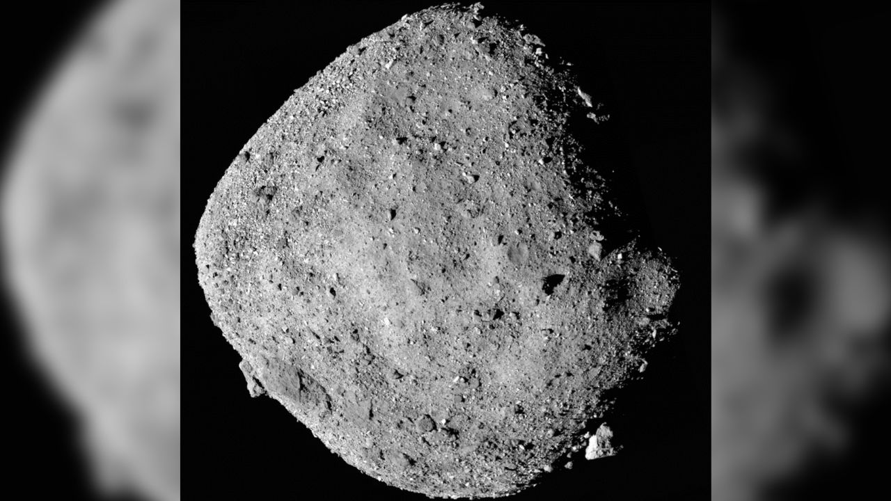 Este mosaico de imágenes del asteroide Bennu consta de 12 imágenes PolyCam recopiladas el 2 de diciembre por la nave espacial OSIRIS-REx desde un rango de 15 millas (24 km).