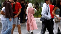  Мюсюлманка, облечена в стила на обличане, наречен абая, се разхожда по улица в Нант, Франция, 29 август 2023 г. REUTERS/Stephane Mahe
