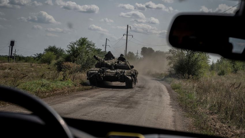 Ukrainian servicemen ride a tank, as Russia's attack on Ukraine continues, near the village of Robotyne, Zaporizhzhia region, Ukraine August 25, 2023. REUTERS/Viacheslav Ratynskyi TPX IMAGES OF THE DAY