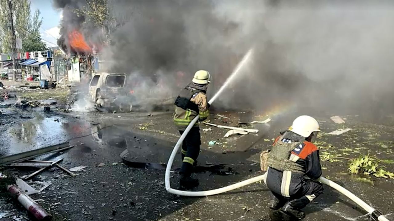 На ліквідацію пожежі, спричиненої вибухом на вулиці Ринкові, прибули вогнеборці.