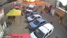  Кадри, споделени от украинския президент Володимир Зеленски, показаха момента, в който ракетата удари пазара в Константиновка, 6 септември 2023 г.