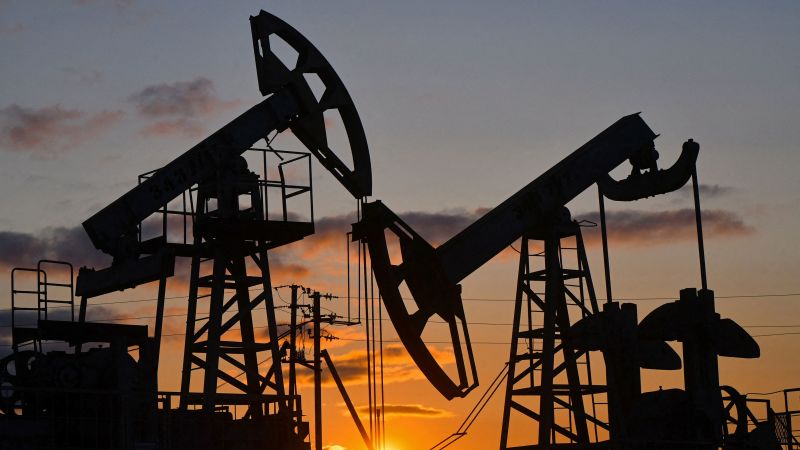 Петролът може да достигне 107 долара поради съкращенията на доставките от Саудитска Арабия и Русия, предупреждава Goldman Sachs