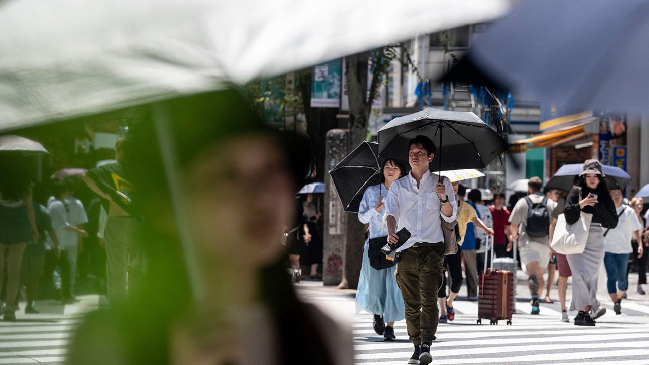  Хората търсят облекчение от жегата в Токио на 30 юли 2023 г. Температури от 35 градуса по Целзий (95F) и повече изгаряха японската столица в продължение на седмици. 