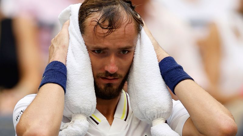 Даниил Медведев се класира за полуфиналите на US Open, но издава предупреждение, след като пострада в „брутална“ жега