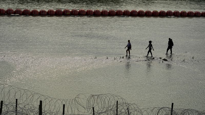 Juez federal ordena a Texas eliminar barreras flotantes destinadas a impedir que migrantes crucen el Río Grande