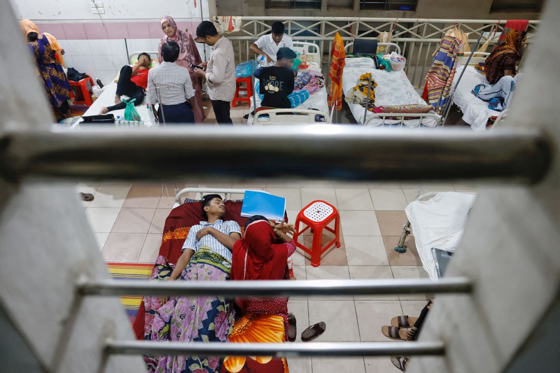 Dengue-infected people are treated at the Mugda Medical College and Hospital in Dhaka, Bangladesh, on August 7.