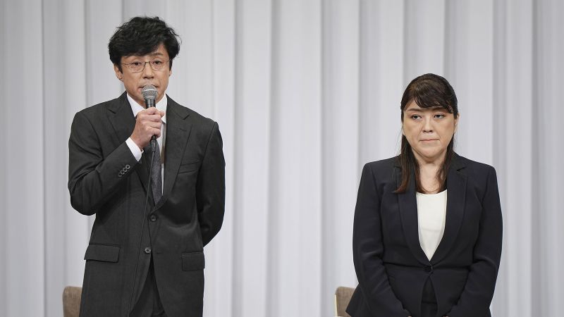 Het hoofd van het grootste popagentschap van Japan is afgetreden nadat de oprichter, Johnny Kitagawa, had toegegeven minderjarigen seksueel te hebben misbruikt
