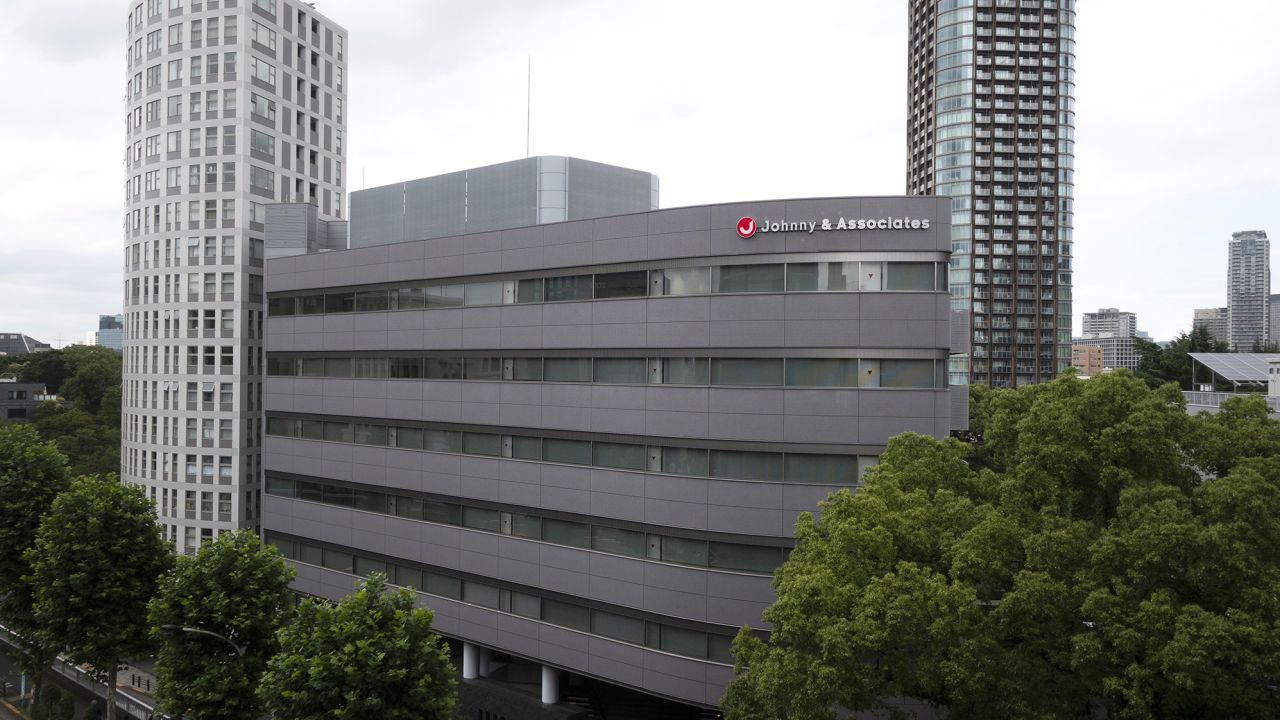 Фасадата на централата на Johnny & Associates в Токио, снимка на 10 юли