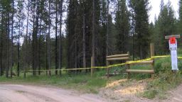 Полицейска лента блокира част от Уест Йелоустоун, Монтана, след съдбовно нахлуване на мечка през юли. 