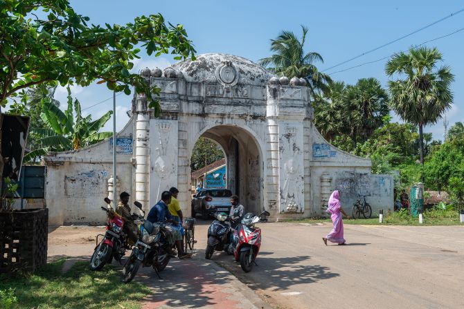 <strong>Land's Gate: </strong>During Danish rule, the only access to the town was controlled by the Land's Gate. A white stone structure bearing the coat of arms and insignia of the King of Denmark, it's the first thing one sees when entering Tharangambadi now.<br />