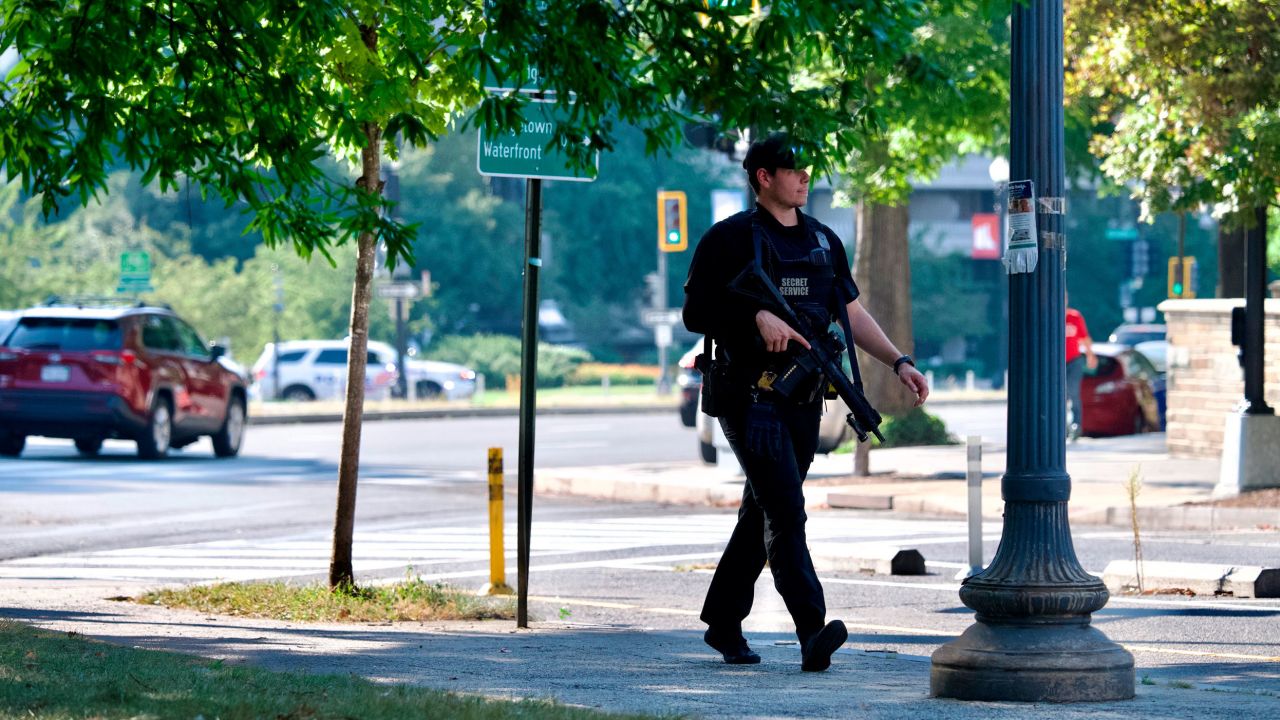 A US Secret Service officer searches for Christopher Haynes, who escaped custody while at George Washington University Hospital on Wednesday.