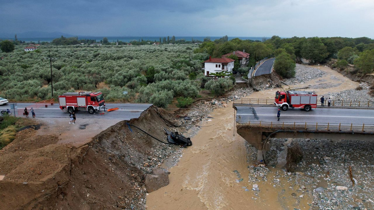 Противопожарни екипи се виждат на срутен мост в село Кала Нера, в Централна Гърция, 7 септември 2023 г.