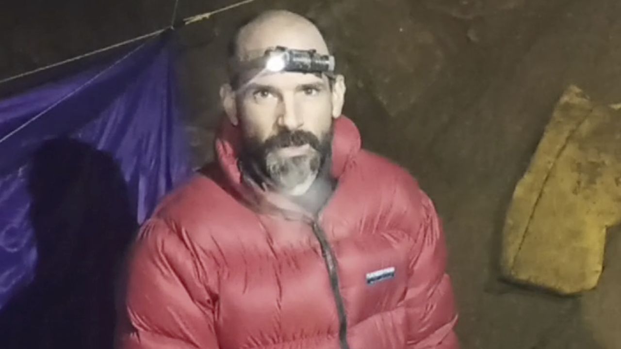Американският пещерняк Марк Дики, говори с камерата в пещерата Морка близо до Анамур, Южна Турция, на 7 септември 2023 г.
